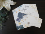Invitatii nunta cu flori nuanta bleu cu auriu pliata in trei