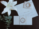 Invitatii nunta embosata alba print auriu