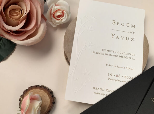 Invitatii nunta embosata crem cu plic negru