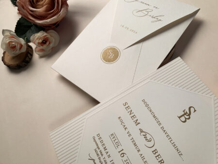 Invitatii nunta eleganta din carton gros crem cu detalii aurii