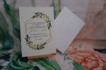 Invitatii nunta eleganta cu flori nuanta verde cu auriu