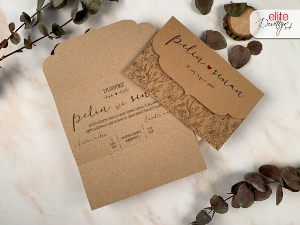 Invitatii nunta tip plic si model floral in exterior