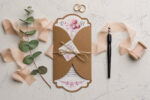 Invitatii nunta din carton craft printat cu flori
