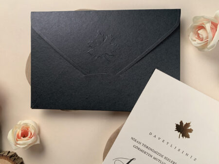 Invitatie nunta eleganta cu plic negru si detaliu auriu