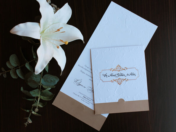 Invitatii nunta clasica embosata din carton gros nuanta maro