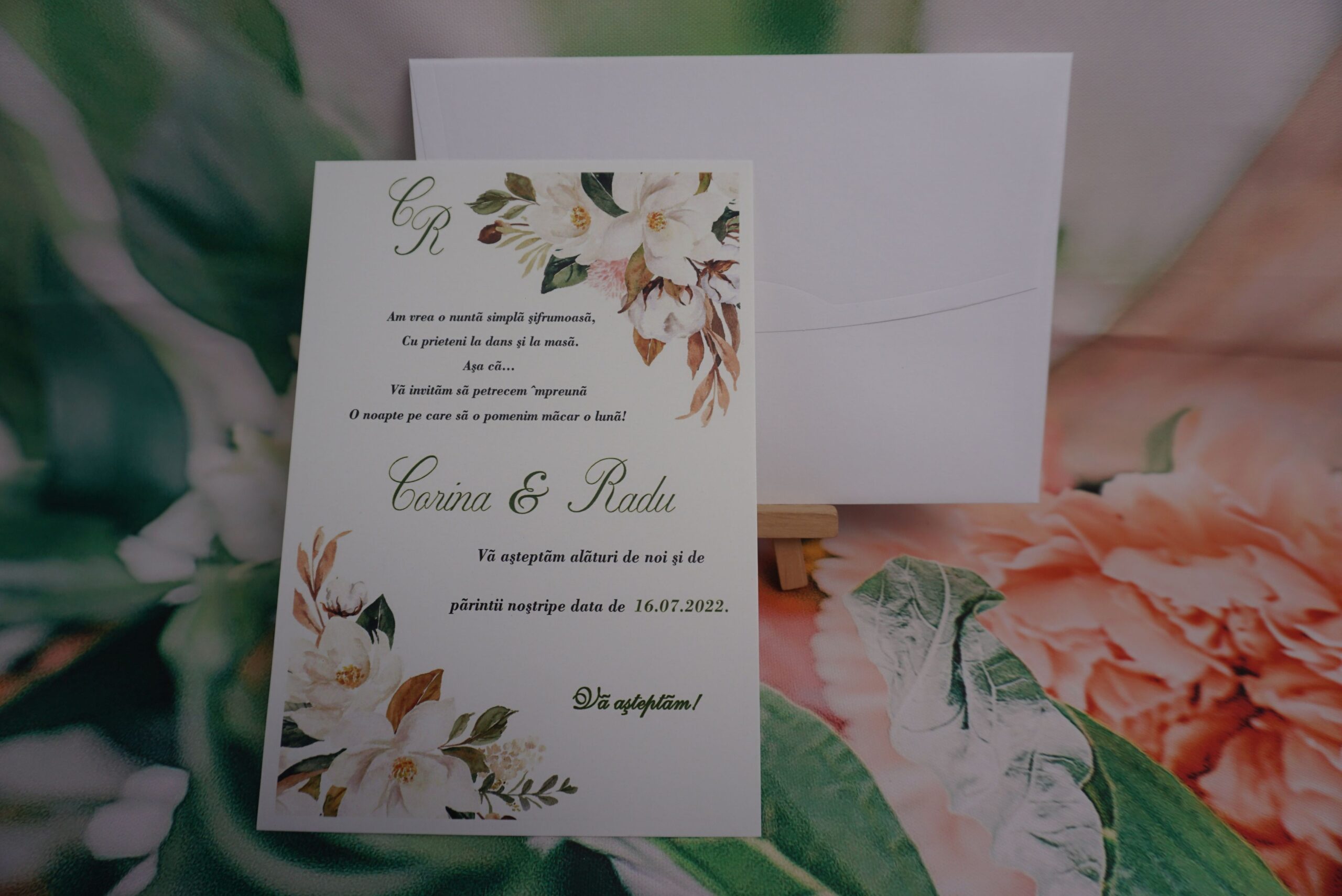 Invitatii nunta cu bujori verzi prinatat pe carton gros