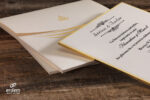 Invitatii nunta eleganta cu plic crem cu auriu din carton gros elegant