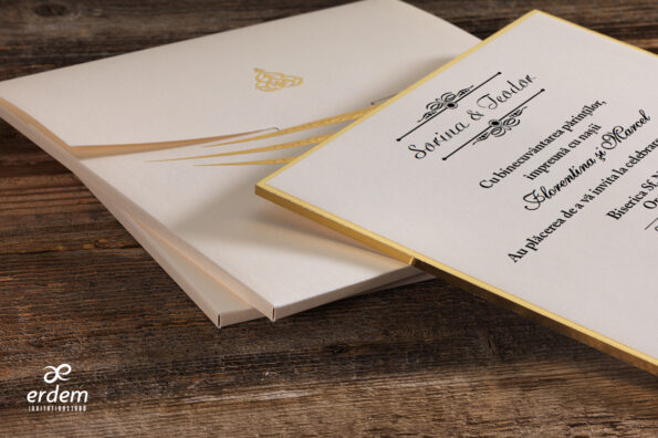 Invitatii nunta eleganta cu plic crem cu auriu din carton gros elegant
