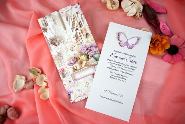 Invitatii nunta cu liliac si fluturi pe un carton crem