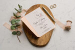 Invitatii nunta somon cu flori personalizare inclusa in pret