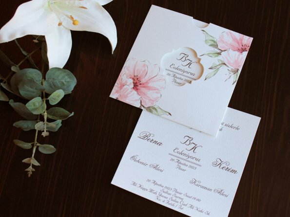 Invitatii nunta cu flori maci roz nuanta verde