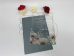 Invitatii nunta din plexiglass cu flori si plic verde