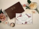 Invitatii nunta elegante alb bordo model floral