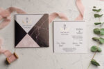 Invitatii nunta maro cu roz plic elegant inclus