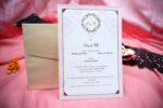 Invitatii nunta elegante albe cu chenar auriu
