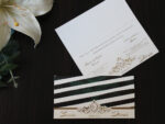 Invitatii nunta personalizata cu negru cu model verde si emblema aurie