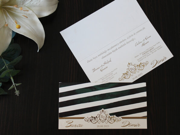 Invitatii nunta personalizata cu negru cu model verde si emblema aurie