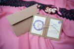 Invitatii nunta maro model floral lila