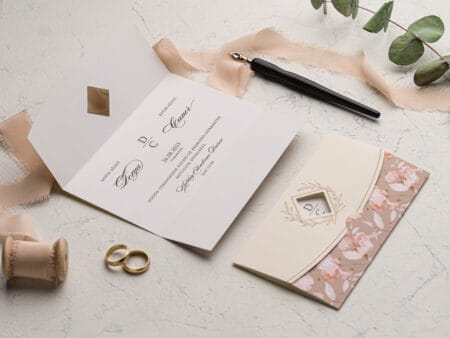 Invitatii nunta cu flori printata pe carton decupat alb