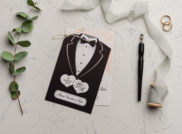 Invitatii nunta mire si mireasa printate pe un carton gros