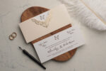Invitatii nunta eleganta crem cu auriu personalizare inclusa