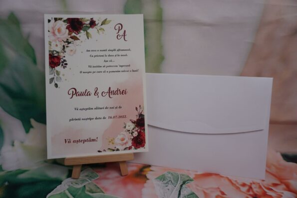 Invitatii nunta cu flori bujori visinii si roz