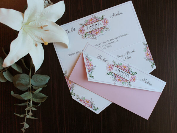Invitatii nunta cu flori nuanta roz si verde