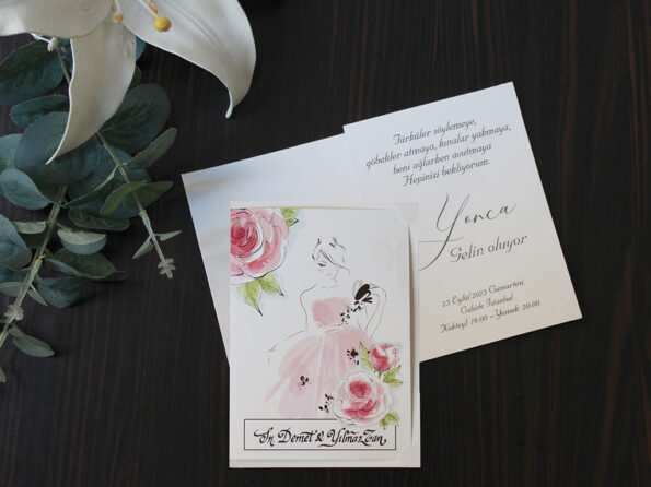 Invitatii nunta cu flori trandafiri roz si carton alb