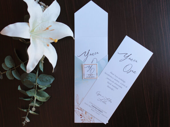 Invitatii nunta bleu cu auriu forma dreptunghiulara plic inclus
