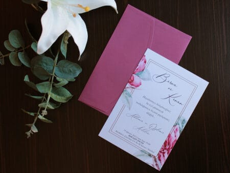 Invitatii nunta cu flori bujori roz si plic fuchsia