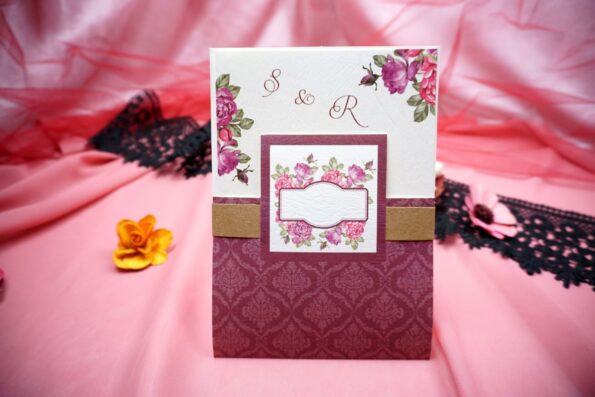Invitatii nunta model clasic floral visiniu