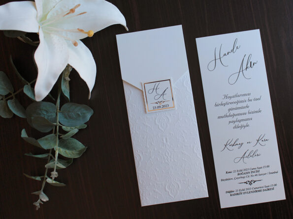 Invitatii nunta eleganta embosata alba cu auriu