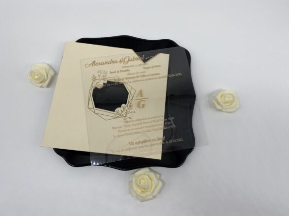 Invitatii nunta plexiglass cu plic crem cu auriu