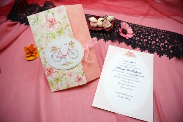 Invitatii nunta roz somon model floral si bicicleta