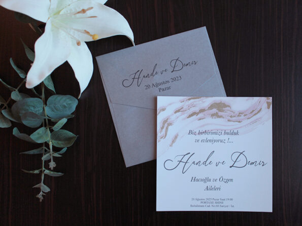 Invitatii nunta cu plic inclus gri si personalizare inclusa. Nuante roz si maro
