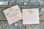 Invitatii nunta eleganta cu plic decupat nuanta alb