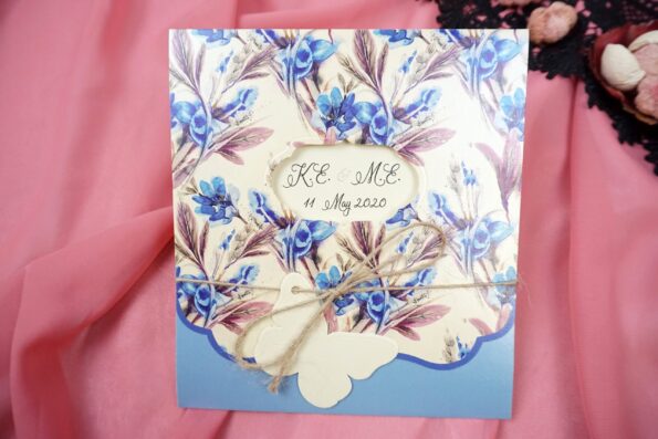 Invitatii nunta alb bleu cu model floral elegant