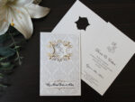 Invitatii nunta eleganta cu print gri. Decupata si cu chenar auriu