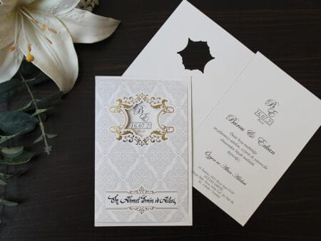 Invitatii nunta eleganta cu print gri. Decupata si cu chenar auriu