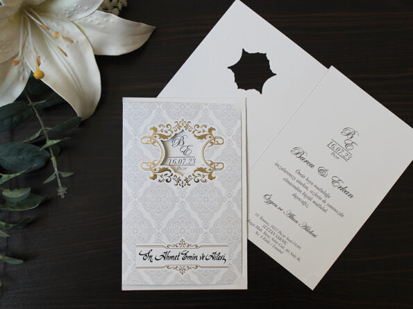 Invitatii nunta eleganta cu print gri. Decupata si cu chenar auriu