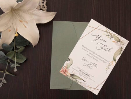 Invitatii nunta cu flori crini si plic verde