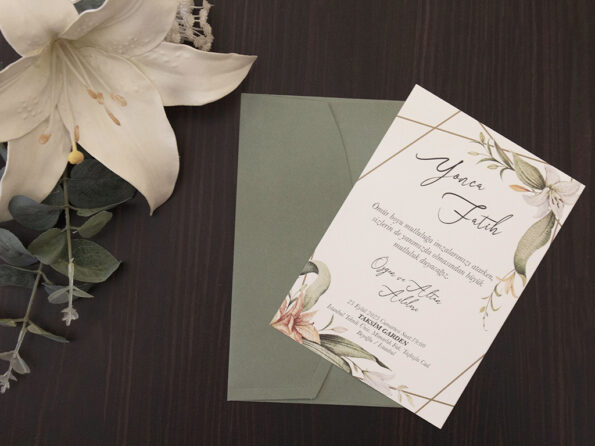 Invitatii nunta cu flori crini si plic verde