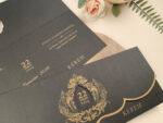 Invitatii nunta cu plic si carton negru cu detalii aurii