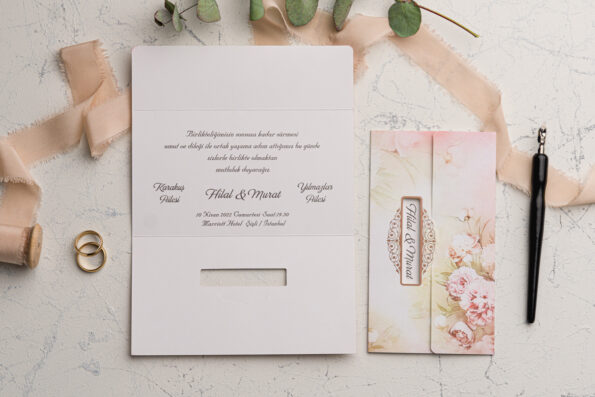 Invitatii nunta cu flori bujori roz