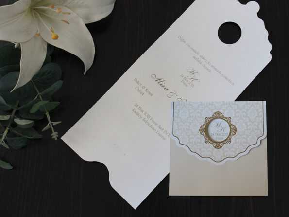 Invitatii nunta clasica cu auriu si crem carton gros