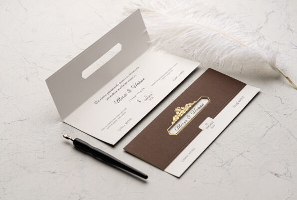 Invitatii nunta maro cu alb si detalii aurii personalizare inclusa