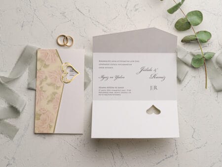 Invitatii nunta cu flori din carton gros decupat inima