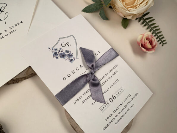Invitatii nunta eleganta cu panglica mov