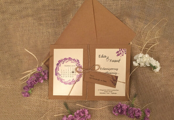 Invitatii nunta maro model floral lila