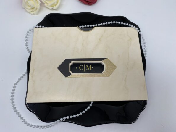 Invitatii nunta plexiglass cu plic crem cu auriu si negru